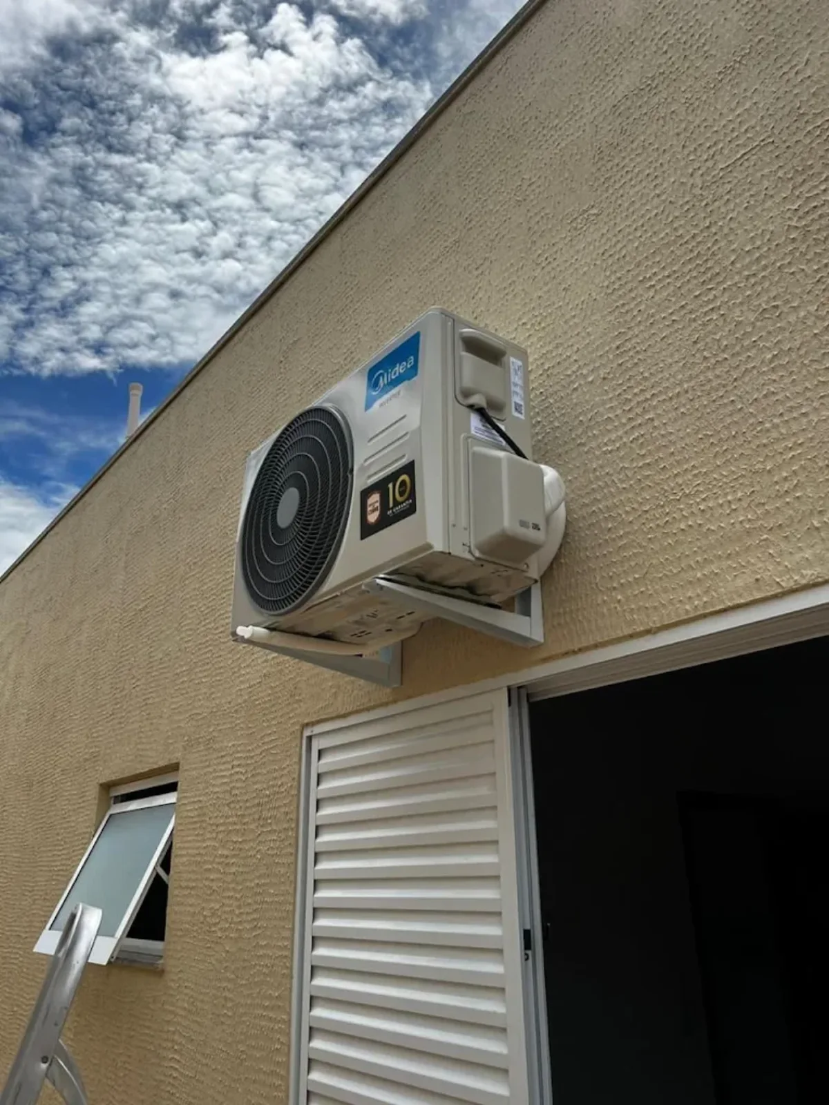 Limpeza de ar-condicionado feita pela equipe